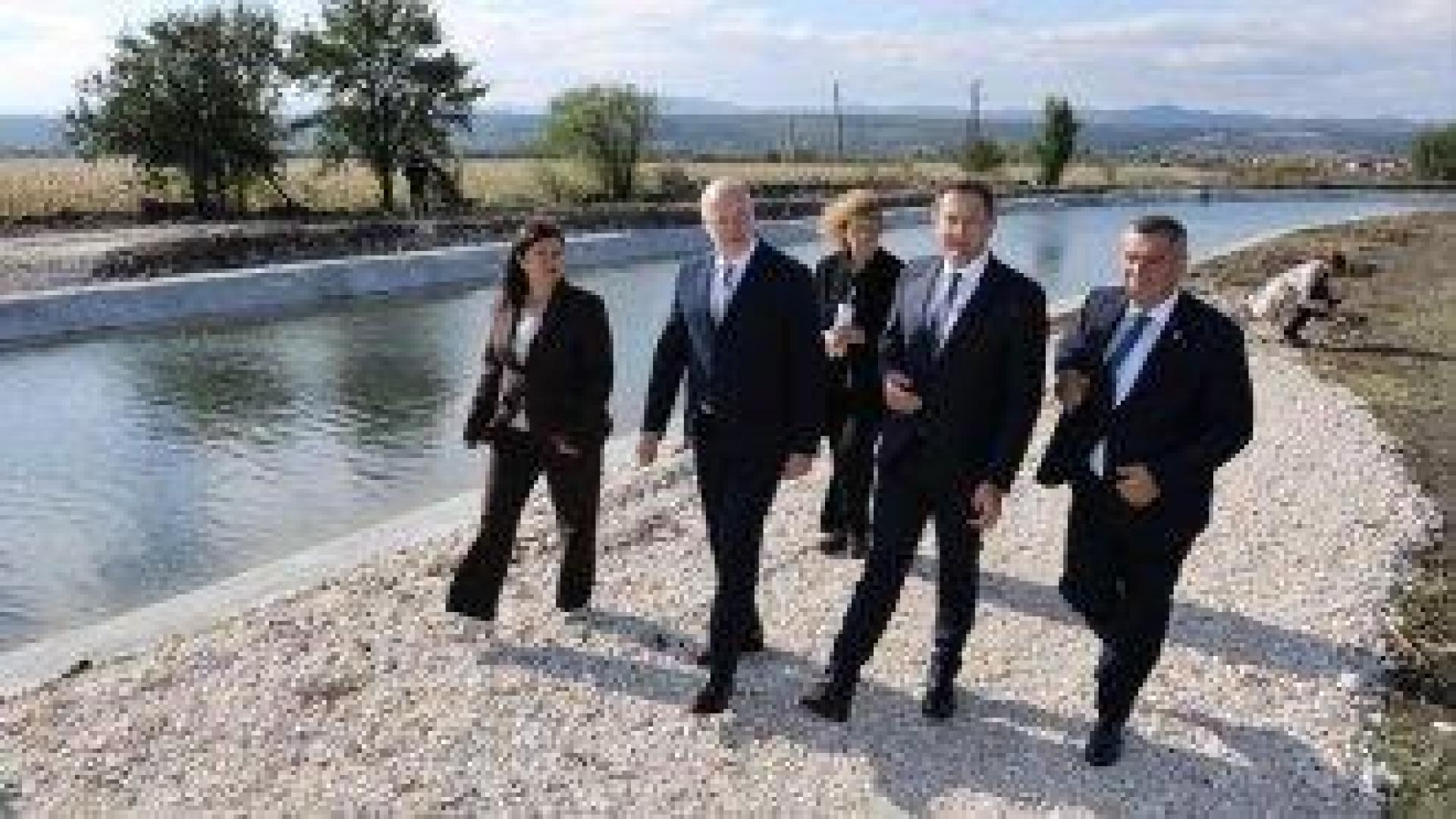 Премиерът Желязков се похвали на еврокомисар с ремонтиран канал за напояване