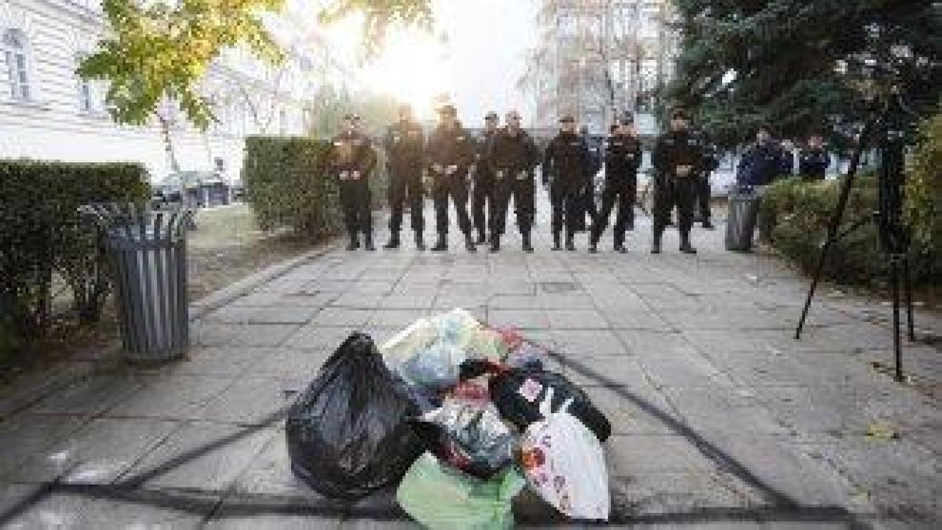 Граждани обсипаха с чували с боклук централата на "ДПС-Ново начало"