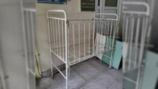 “Ще им го добутаме под носа, за да го видят“. Защо граждани ще влачат старо болнично легло до прозорците на МЗ