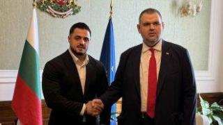 Карлос Насар се снима с Пеевски под герба