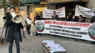 Младите лекари протестират с ковчег под прозорците на властта