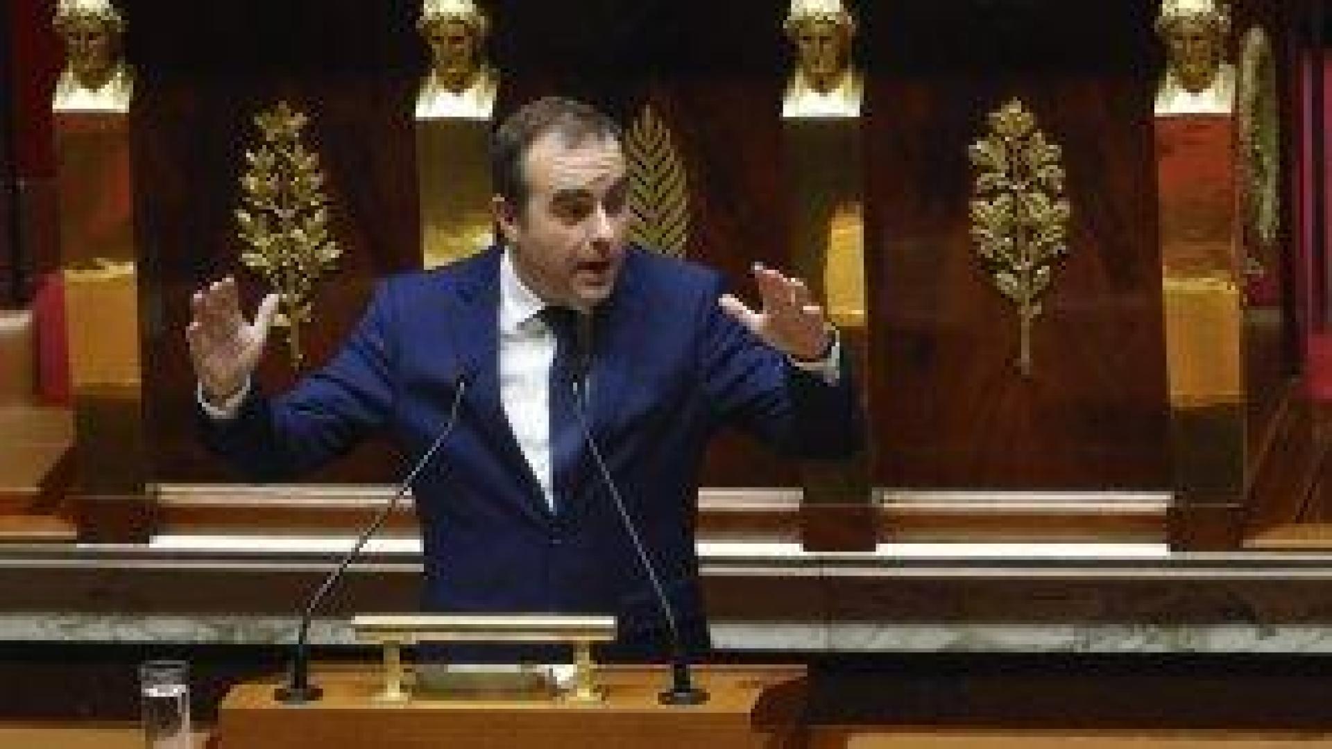 Новото френско правителство оцеля при два вота на недоверие