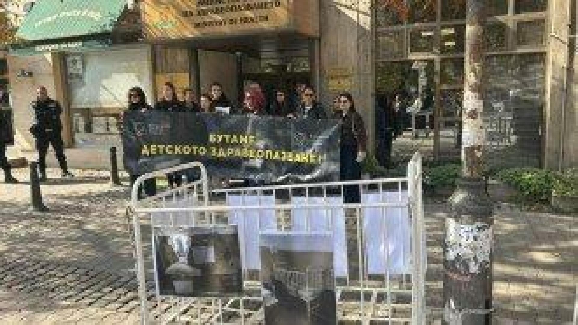 С бутане на болнично легло призоваха държавата да се ангажира с обновяване на детските отделения