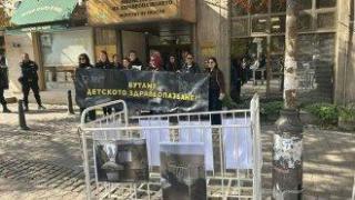 С бутане на болнично легло призоваха държавата да се ангажира с обновяване на детските отделения