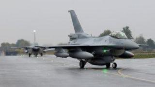 Още два изтребителя F-16 пристигнаха в България (видео)