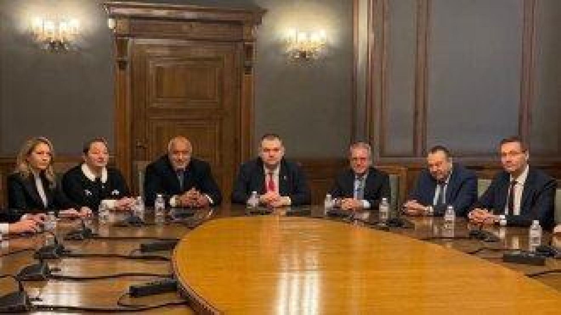 Как ГЕРБ заседна в плитчината на новоначалието