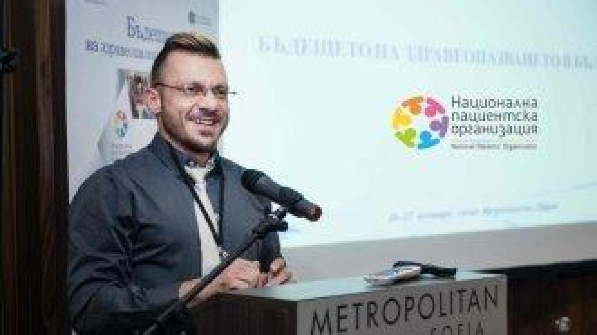 Шеф на пациентска организация е арестуван за плен и принуда на младеж, тя се разграничи от него