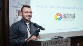 Шеф на пациентска организация е арестуван за плен и принуда на младеж, тя се разграничи от него