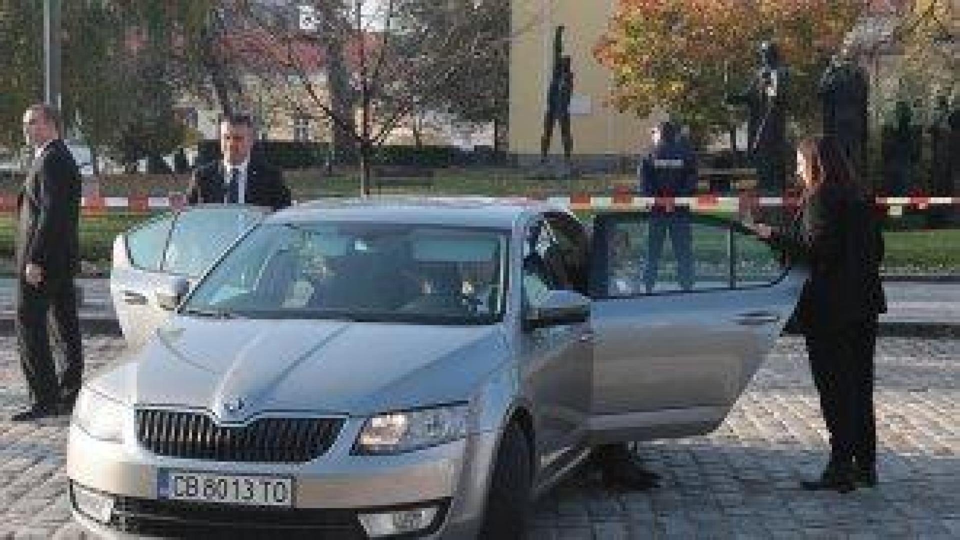 Мисия да свалим Радев от "Шкода"-та. Няма край бутафорията с колите на президентството