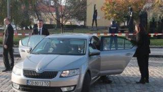 Мисия да свалим Радев от "Шкода"-та. Няма край бутафорията с колите на президентството