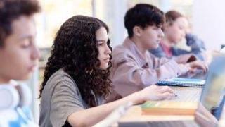 Безплатни уроци за фалшивите новини показват на гимназистите как да разпознават манипулативно съдържание онлайн