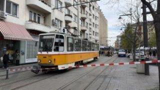 Трамвай блъсна момиче на площад "Славейков" в София