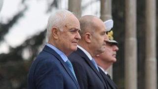 Поправката "Адмирал Ефтимов". Управляващите са решени да оставят началника на отбраната