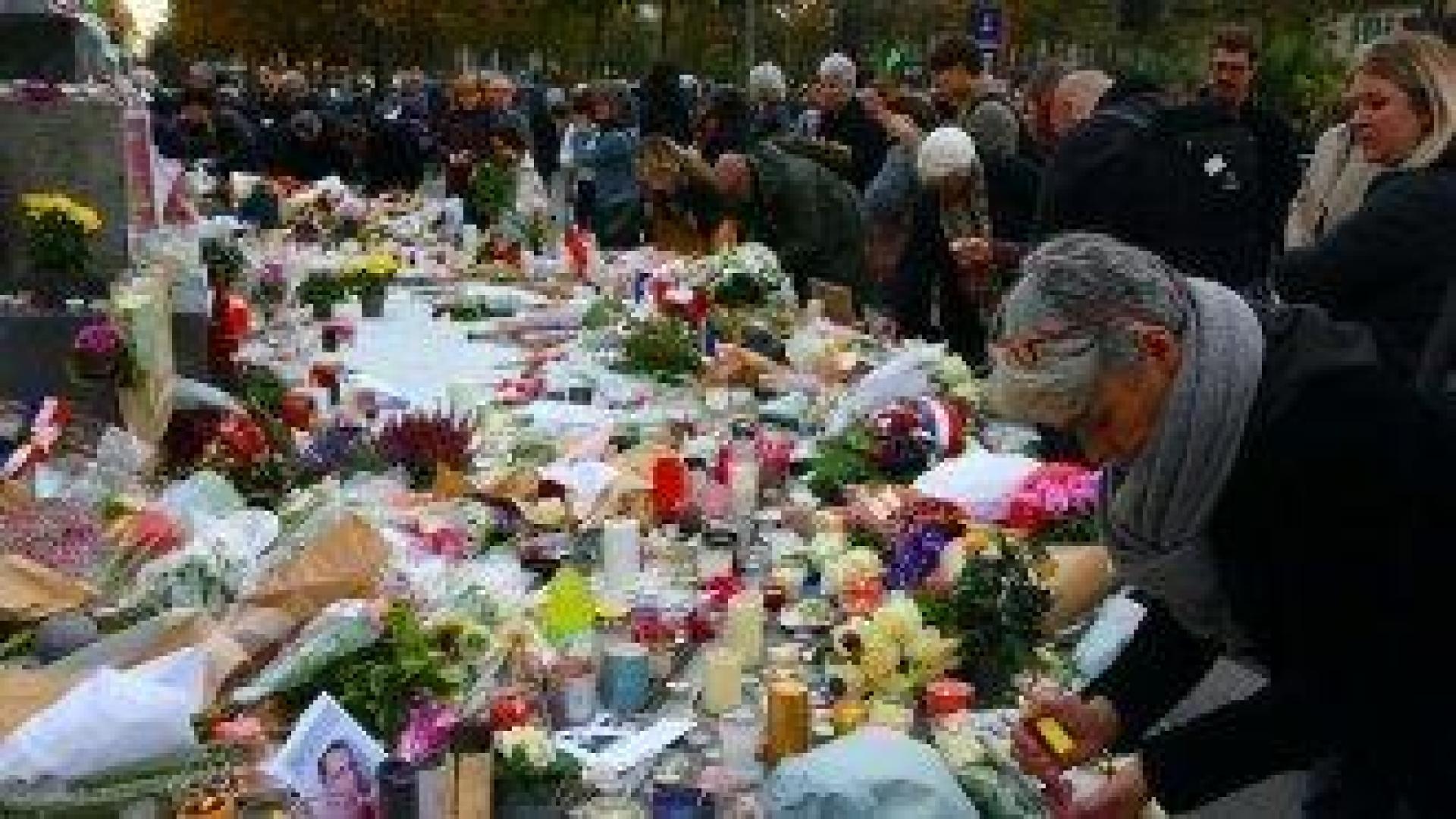 Франция почете жертвите на "Батаклан": Болката остава и врагът още е тук