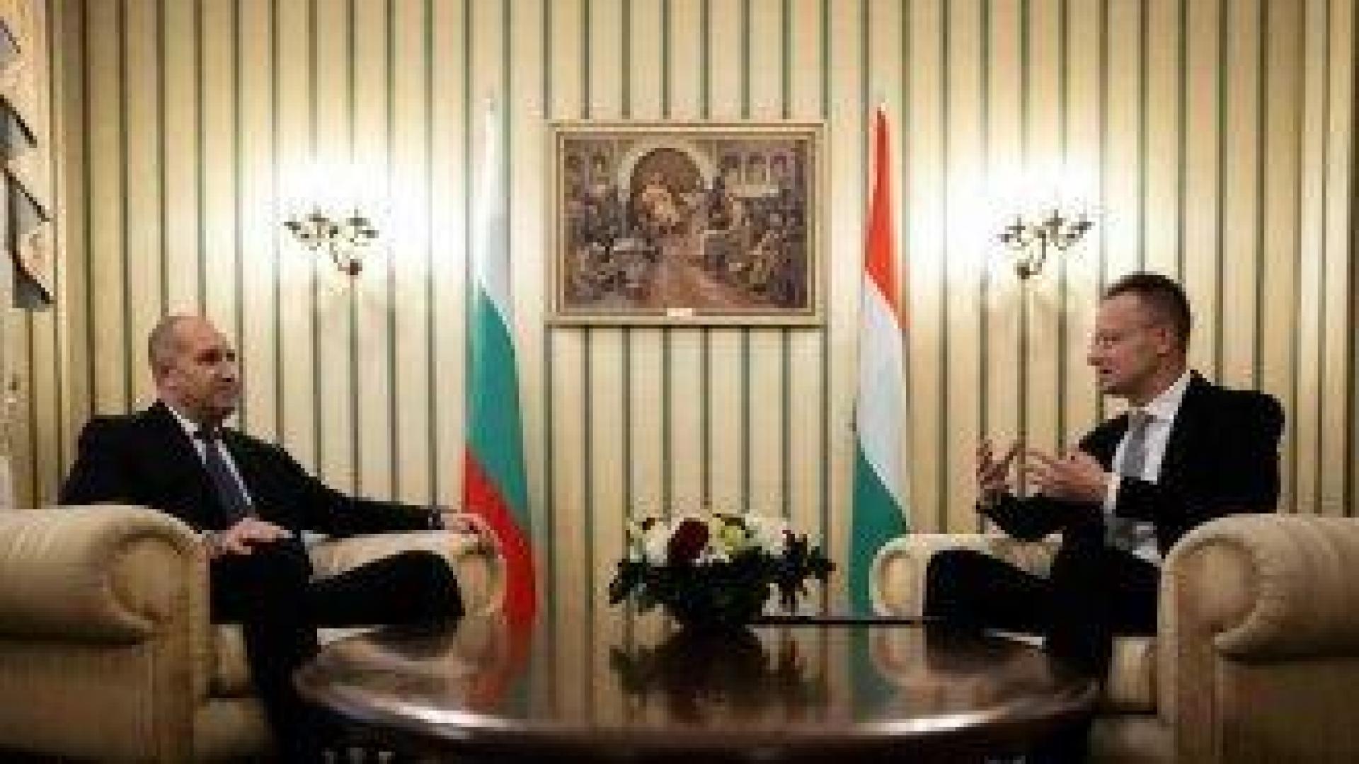 След среща с Радев външният министър на Орбан вкара България като "ключов член" на "съюз срещу войната и миграцията"