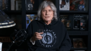 На 74 години Дейвид Ковърдейл обяви, че се оттегля от сцената