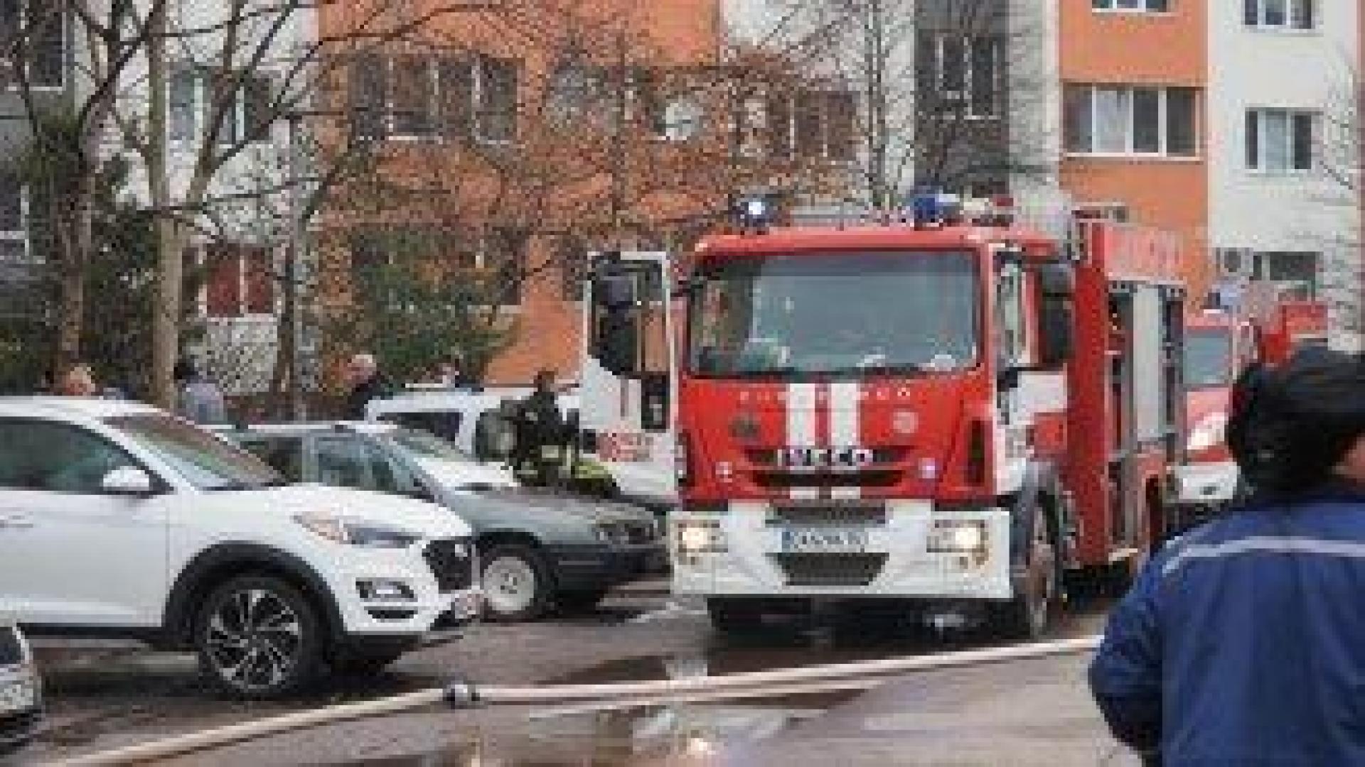 Пожарникари спасиха 4 деца, качили се за селфи на изоставена сграда в София