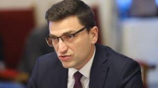 Сабрутев: Държавата отделя жълти стотинки за пенсионерите и рекордни заплати за бухалки на каишка