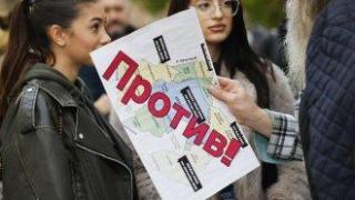 Недоволни от по-скъпото паркиране в София си го изкараха на транспортния министър, зелени спукани балони във Варна