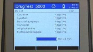 Учител е държан четири часа от полицаи, за да даде "положителна" проба за наркотици