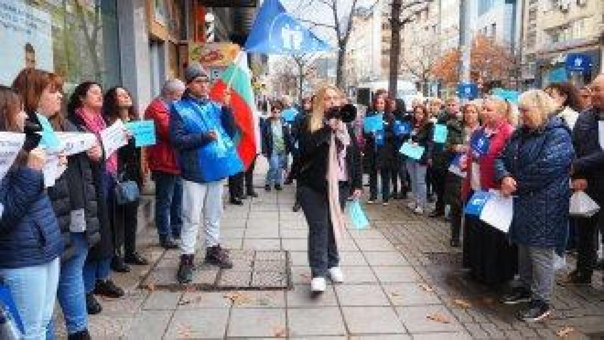 "Пенсиите не се отпускат сами". Служители на НОИ в цялата страна излязоха на протест