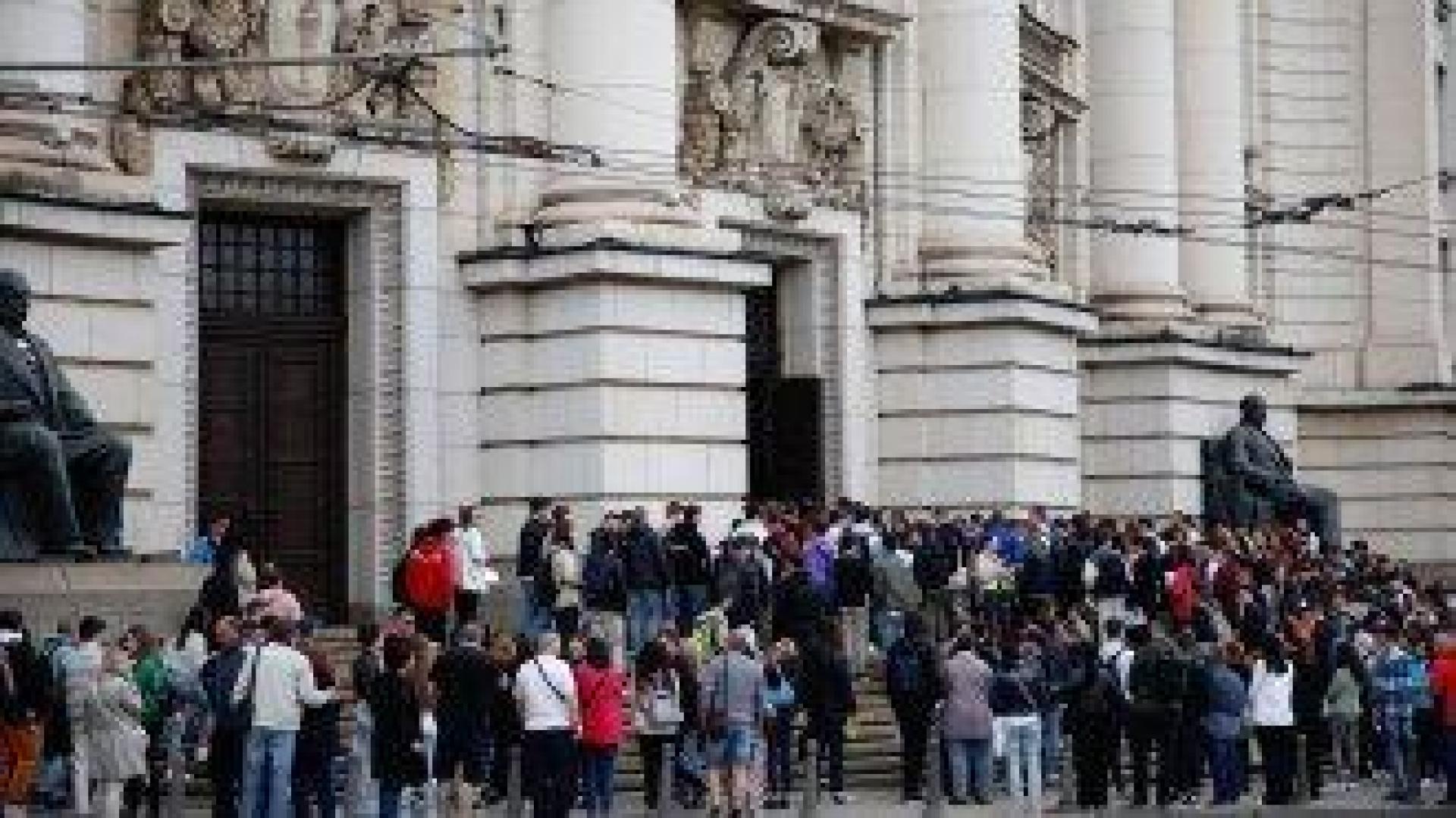 Висшистите в България се реализират все по-успешно, а страната страда от недостиг на специалисти