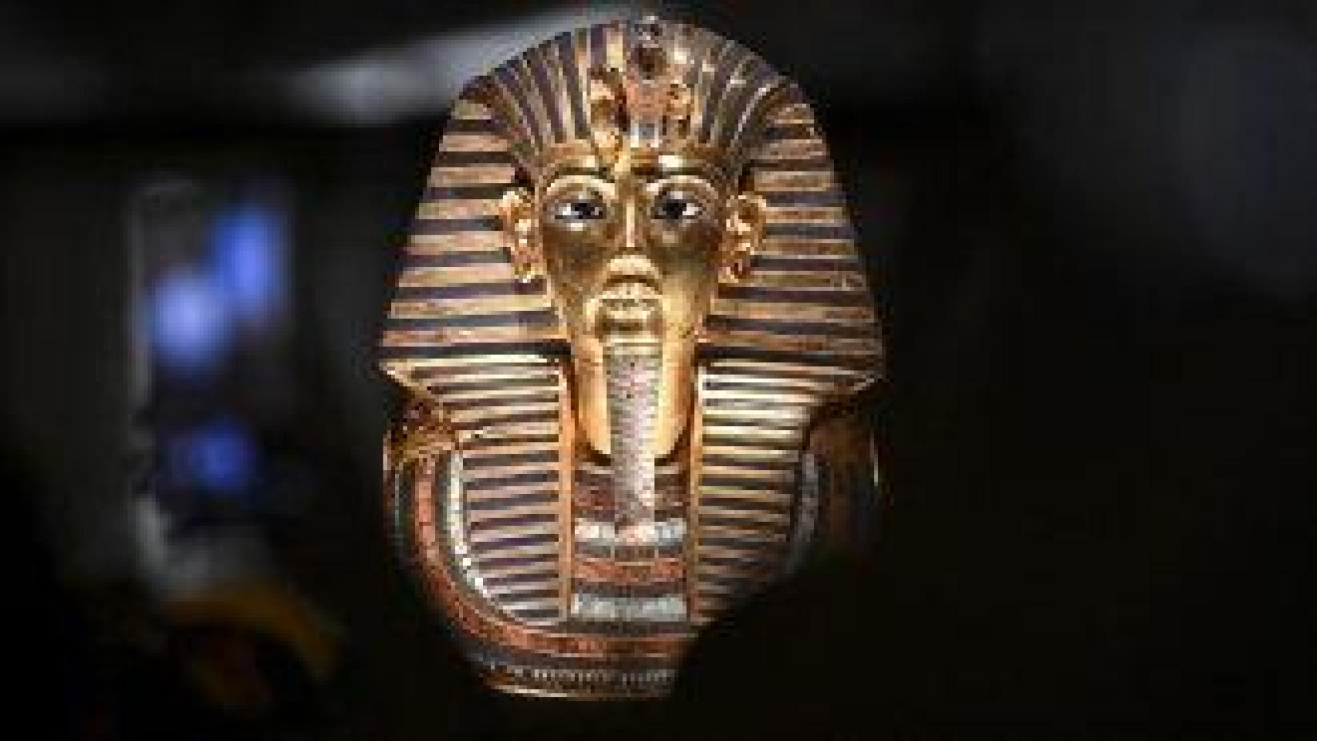 Мумията на Тутанкамон била разчленена и после слепена от  откривателите й