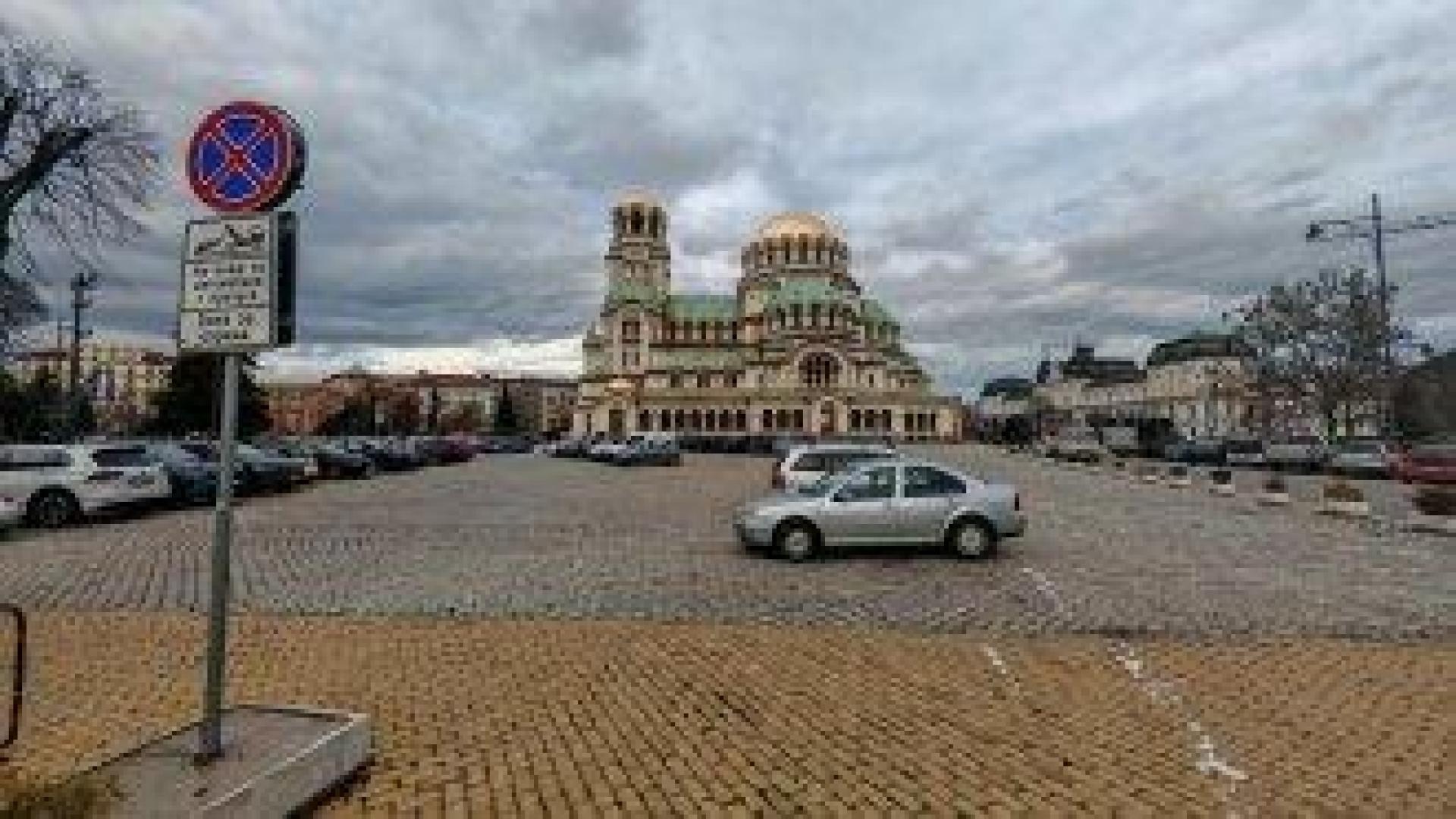 Пеевски каза и ние решихме: Парламентът освобождава паркинга до "Александър Невски" за хората