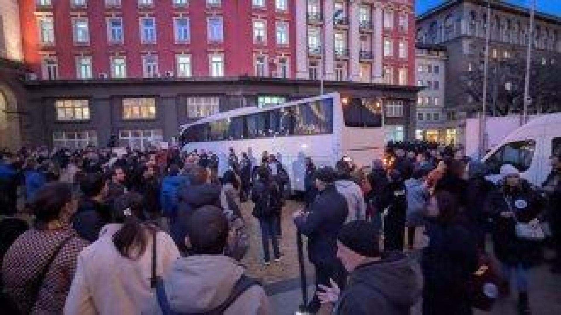 Протест срещу Бюджет 2026: полиция, бял автобус, напрежение на Ларгото (на живо)