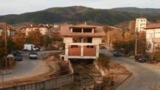 Ще се събарят ли къщи? Реки и дерета се оказаха масово застроени