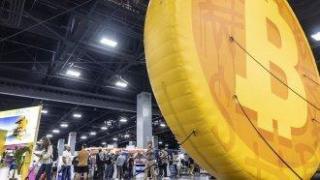 Биткойнът падна под 90 000 долара