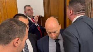 "Изчезвай, мафия мръсна": Пряк сблъсък между Ивайло Мирчев и Пеевски в парламента
