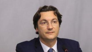 Зарков: Площадът се изправи срещу Пеевски, кабинетът може да изкара най-много до президентския вот