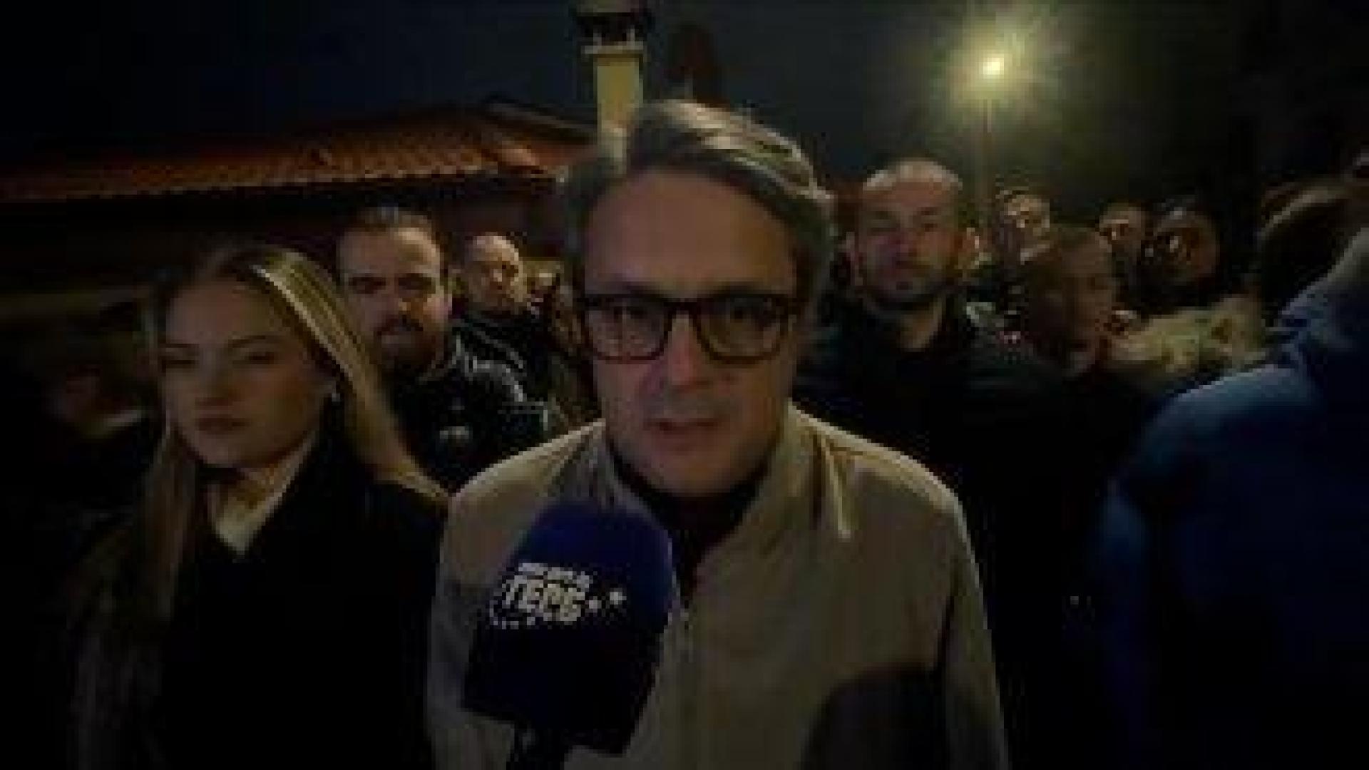 Акция с картина, роза и плик предизвика напрежение пред дома на Борисов