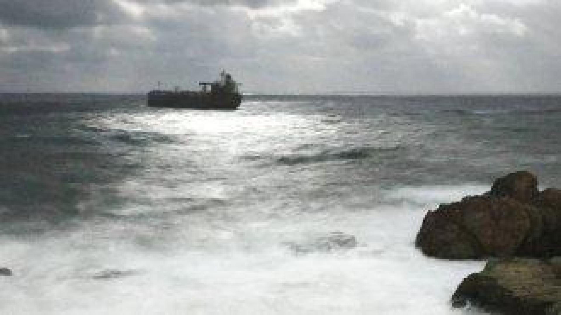 Бурното море не позволява евакуация на екипажа на танкера край Ахтопол