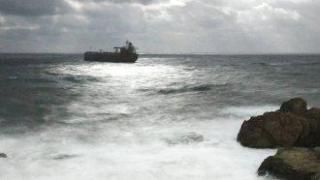 Бурното море не позволява евакуация на екипажа на танкера край Ахтопол