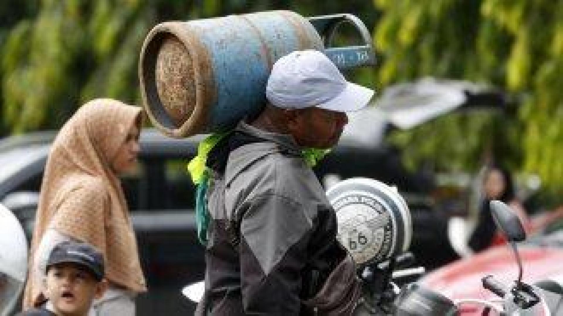 Жертвите на наводненията в Индонезия вече са 883