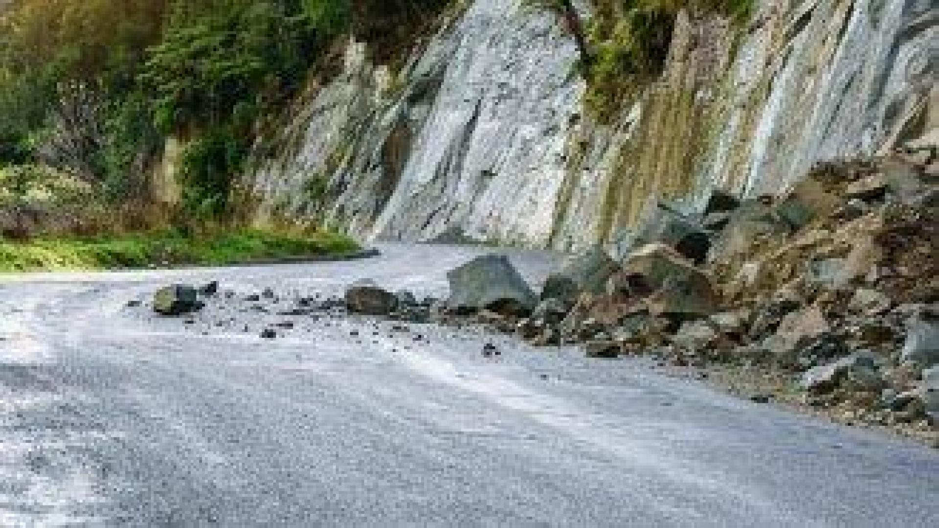 Свлачище затвори прохода Троян-Кърнаре