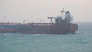Два влекача са в готовност да изтеглят танкера, ударен от Украйна и бедстващ край Ахтопол