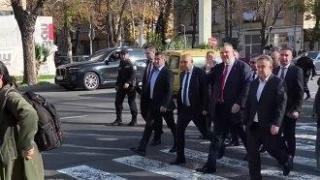 Ден преди партийния митинг: Пеевски се появи със засилена охрана в Кърджали