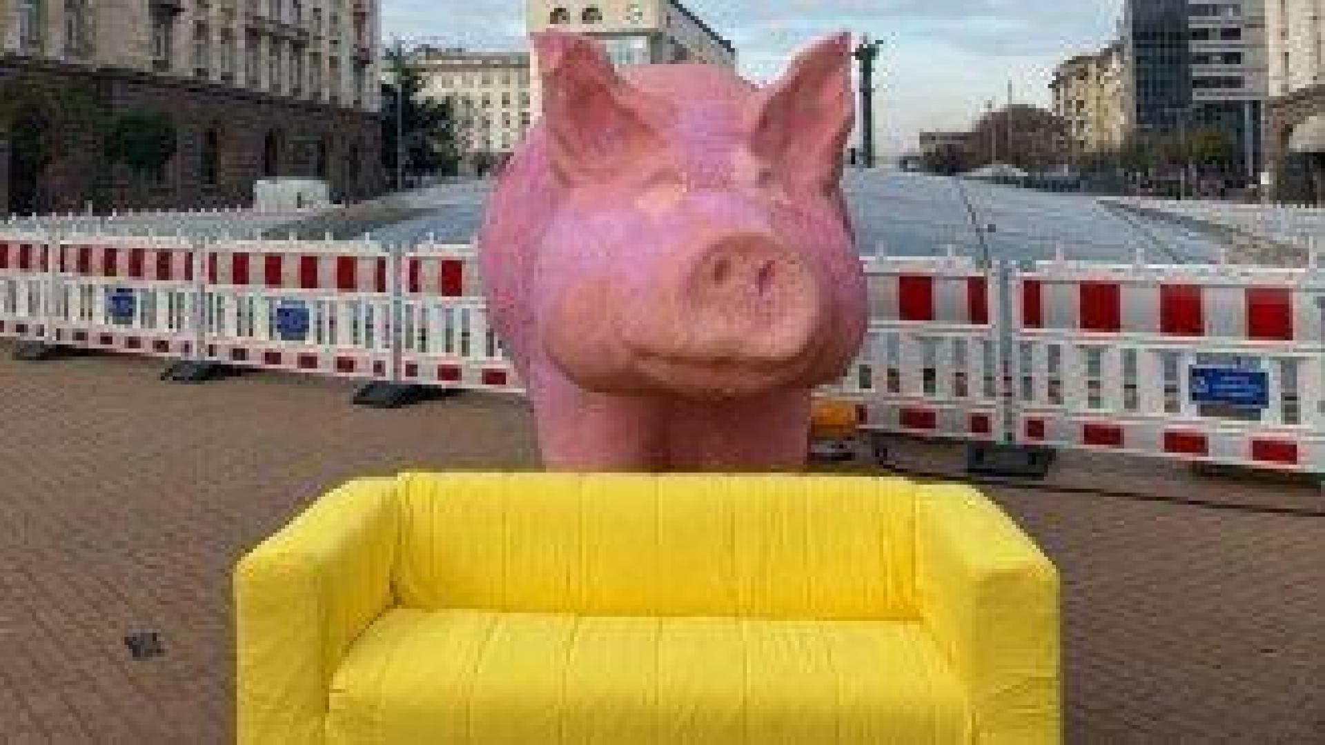 Жълт диван чака Слави Трифонов пред прасето на площад “Независимост“