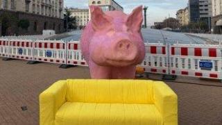 Жълт диван чака Слави Трифонов пред прасето на площад “Независимост“