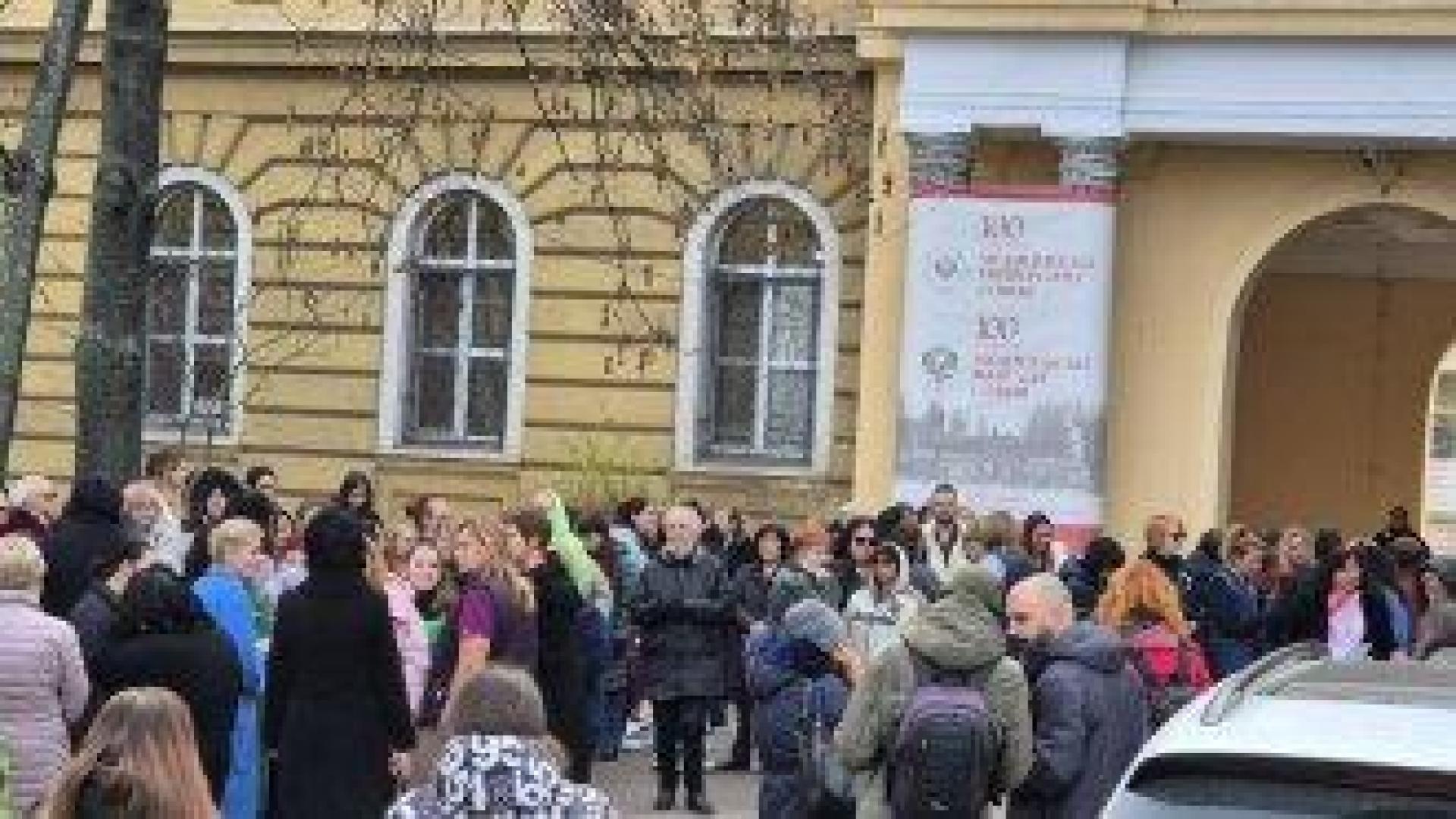 Медицински сестри излязоха на протести, правителството им обещава 100 млн. евро по европрограма