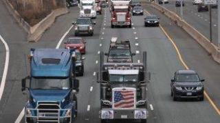 Все повече шофьори на камиони в САЩ, които не знаят достатъчно добре английски, са спирани от движение