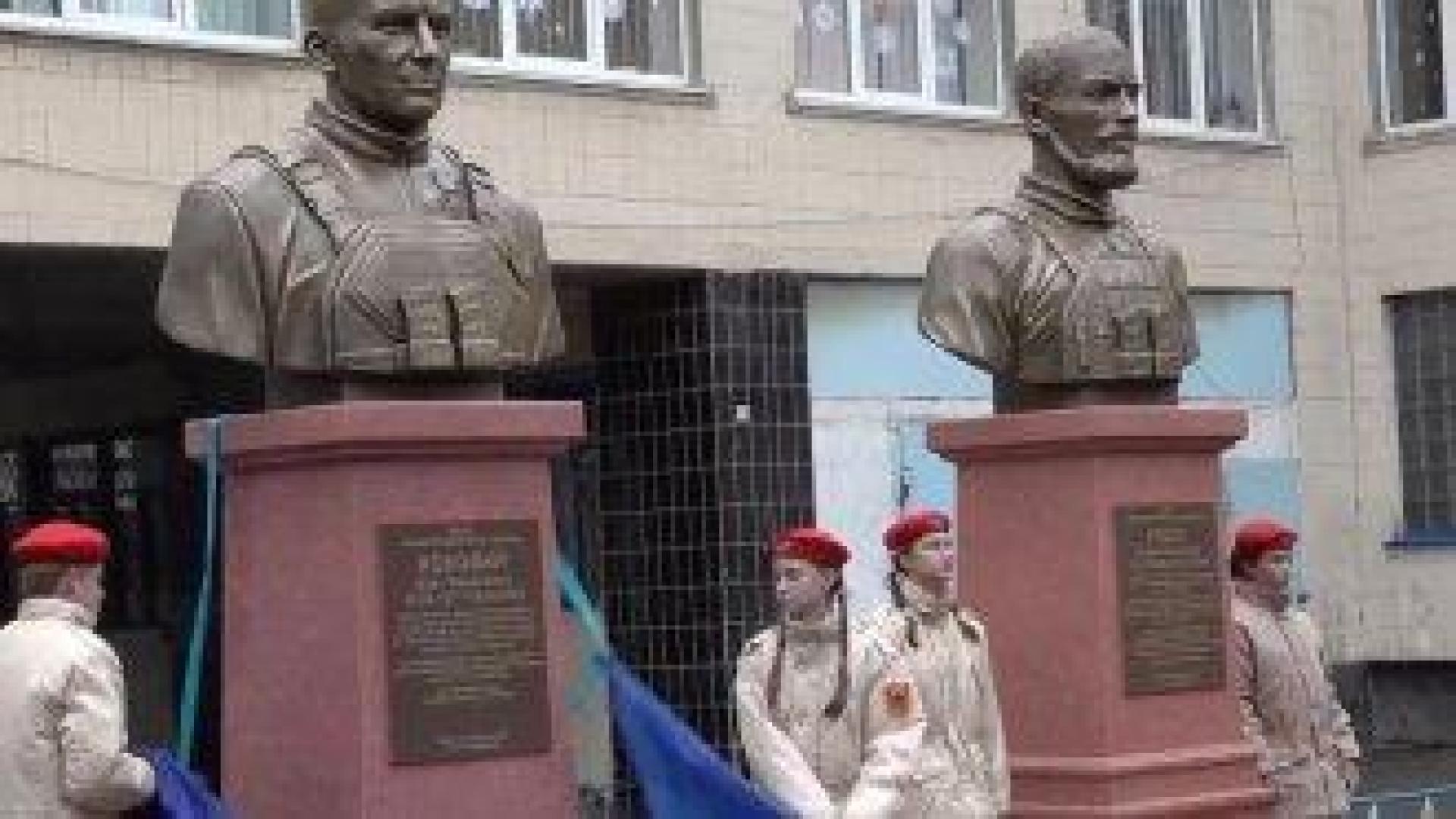 В Донецк издигнаха бюст на Майкъл Глос, син на зам.-директора на ЦРУ, воювал за руската армия в Украйна