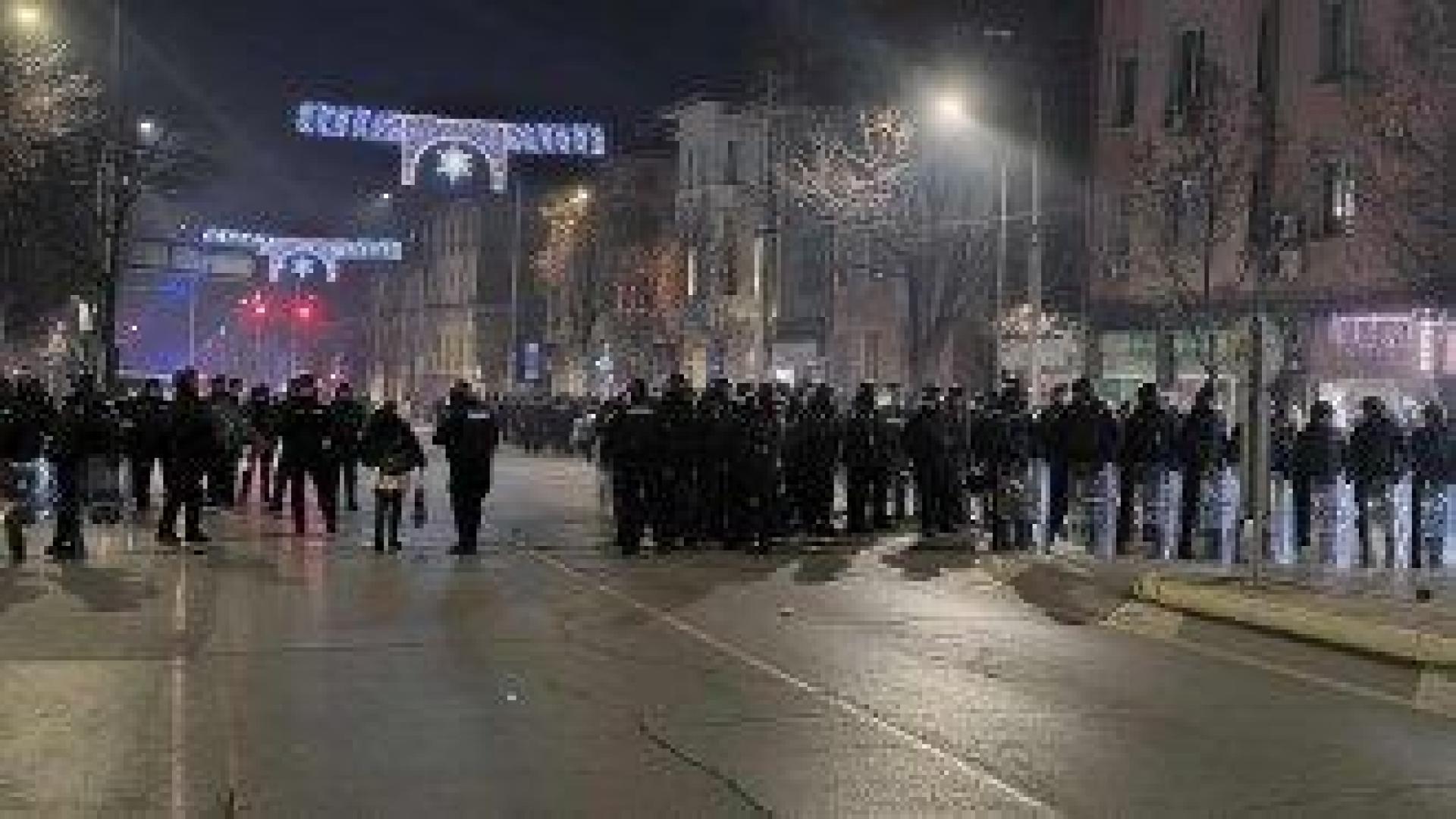 Полицаи с щитове завардиха централата на "ДПС-Ново начало" срещу група провокатори