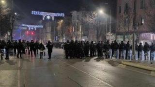 Полицаи с щитове завардиха централата на "ДПС-Ново начало" срещу група провокатори