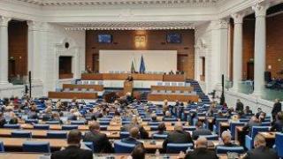 Работата на парламента започна със скандал