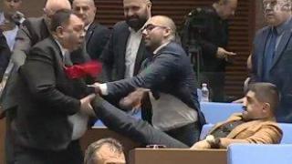 Радостин Василев и депутат от "Ново начало" се сбиха в пленарната зала (видео)