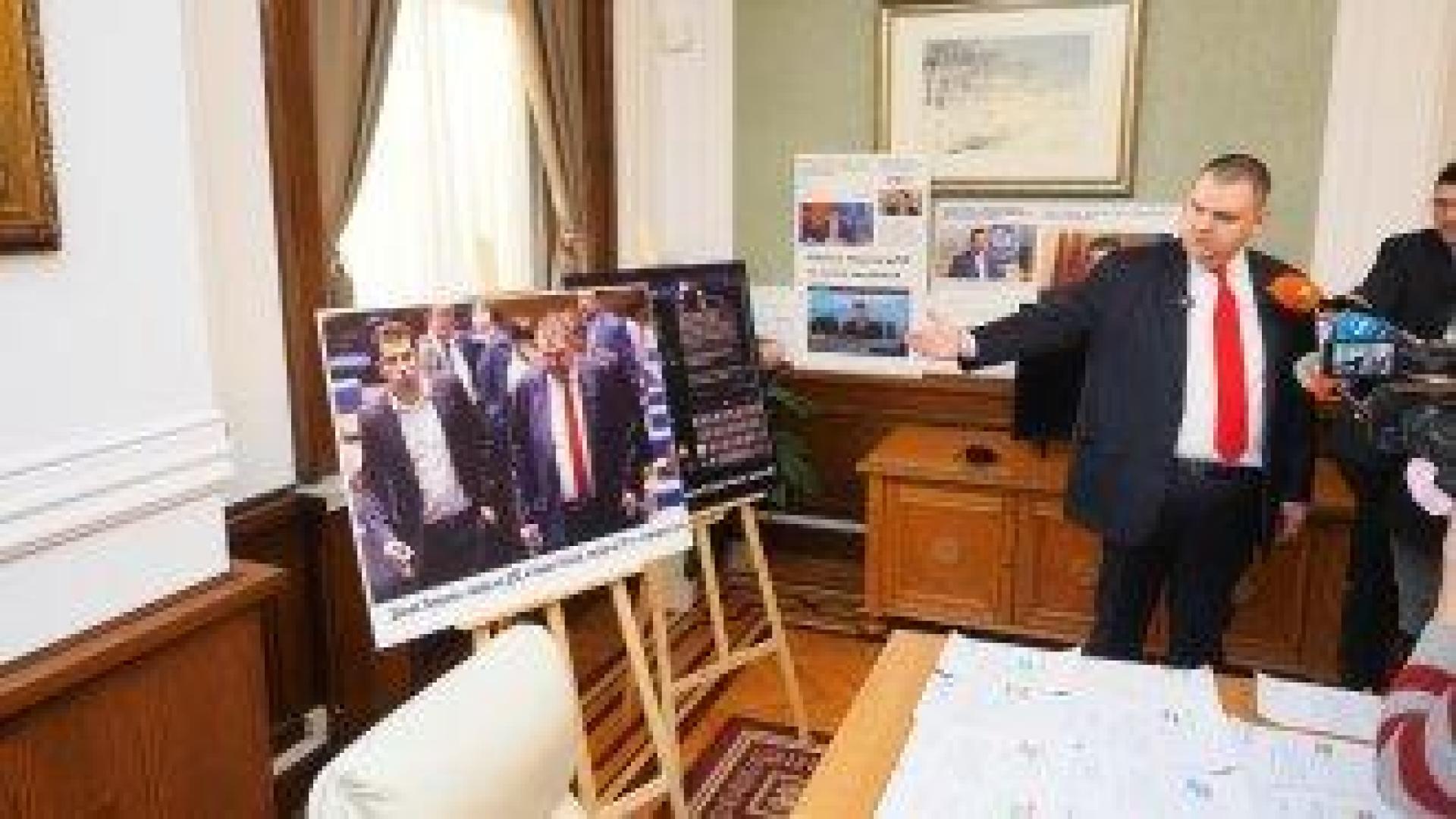 Пеевски аранжира "Музей на сглобката“ в кабинета с герба